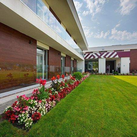 Outlet Hotel Polgár Buitenkant foto