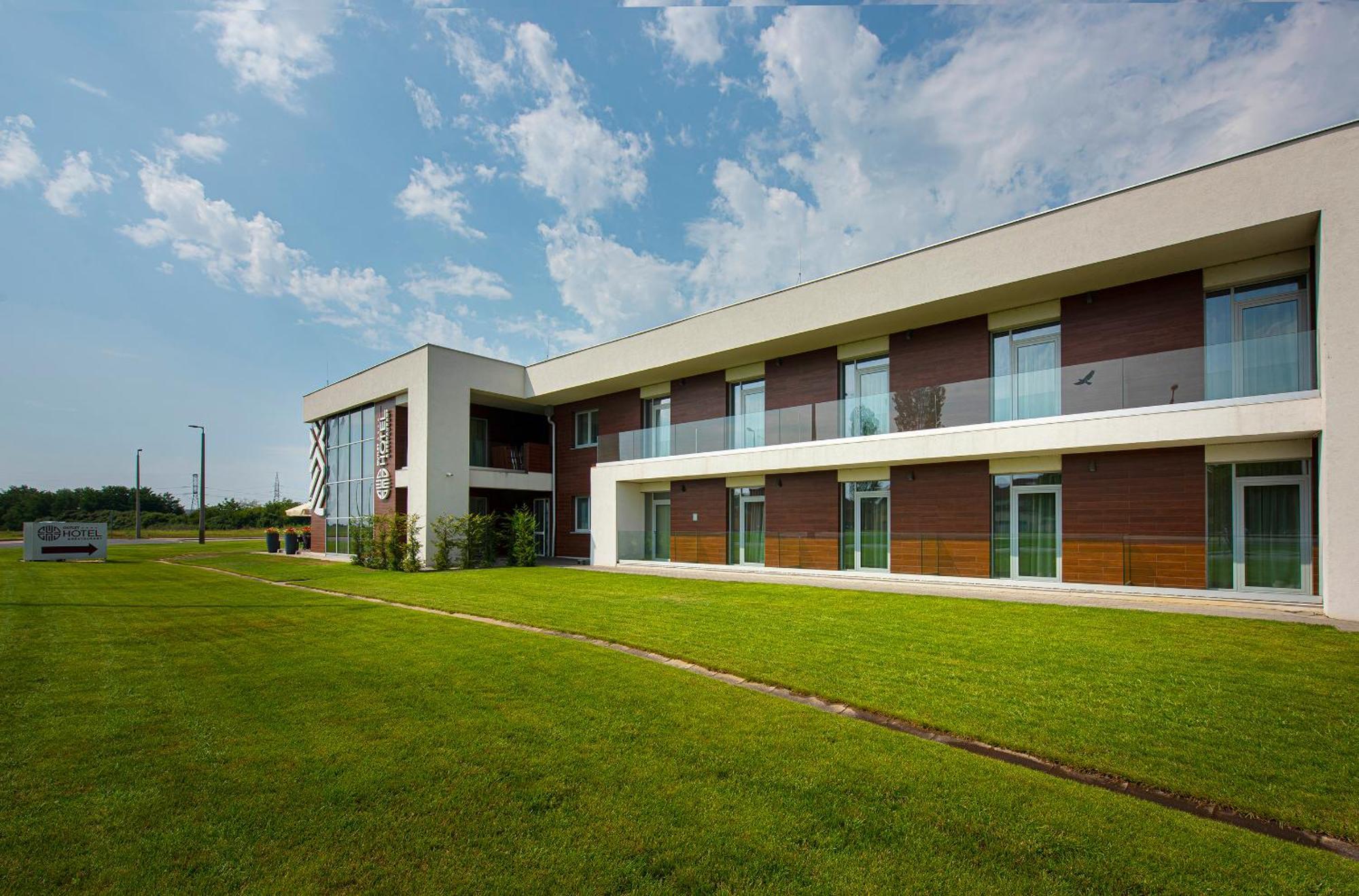 Outlet Hotel Polgár Buitenkant foto