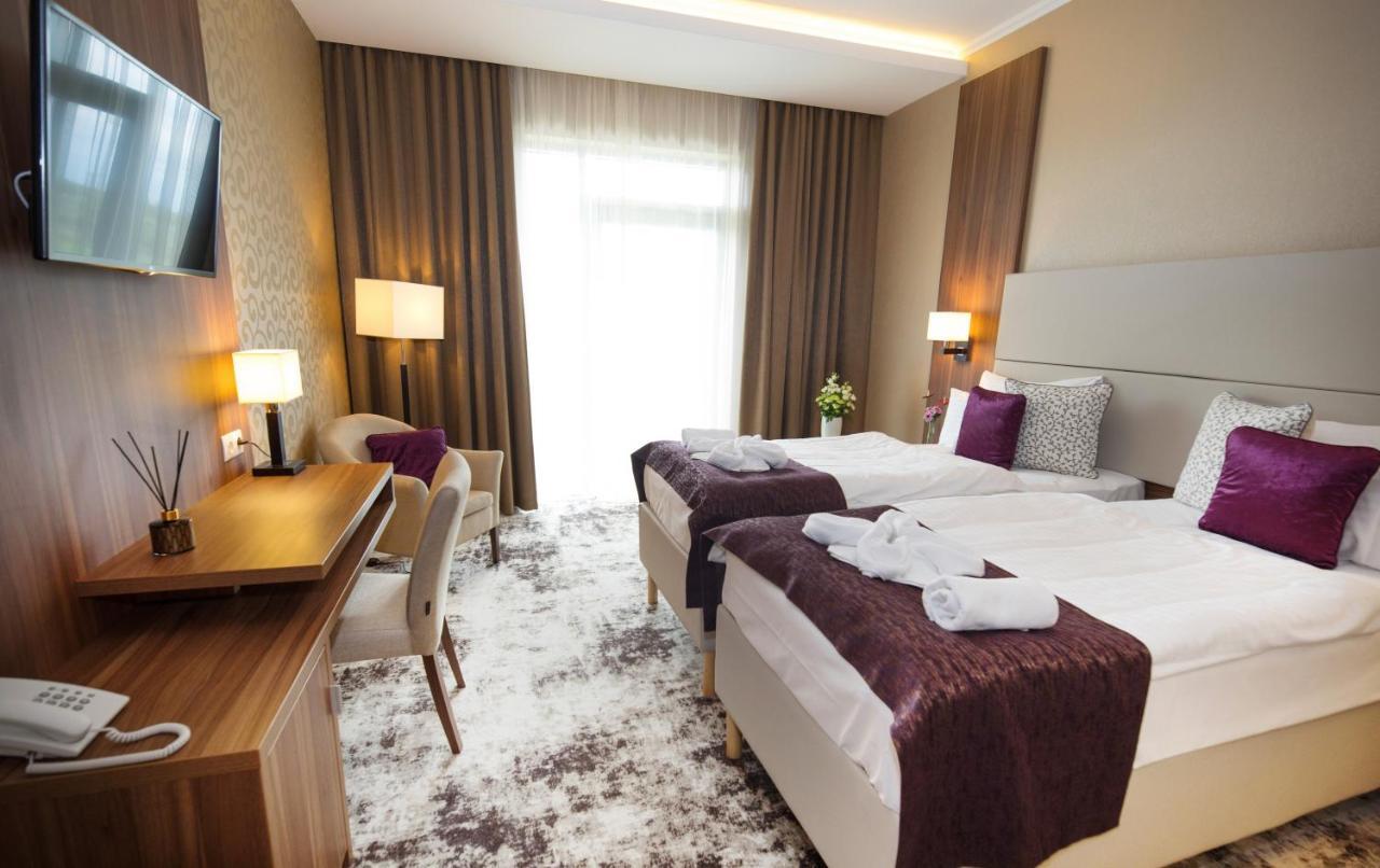 Outlet Hotel Polgár Buitenkant foto